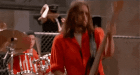 steve-buscemi-tocando-el-bajo-en-airheads.gif
